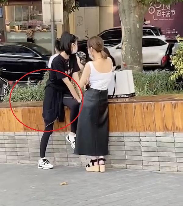 奚梦瑶|奚梦瑶与闺蜜上海逛街：打扮时尚，随意坐花坛边十分接地气