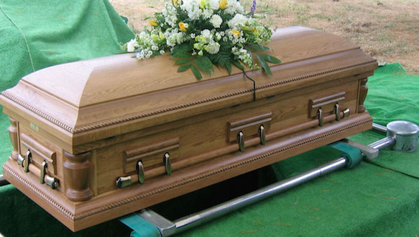 美国爱荷华州|男子为孙子举办葬礼，没想到在葬礼上儿子也死了