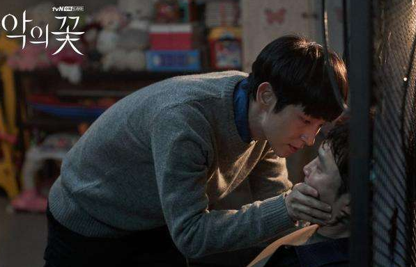 李准基|天生的恶人演员？李准基再次狂飙演技，饰演《恶之花》的变态杀手