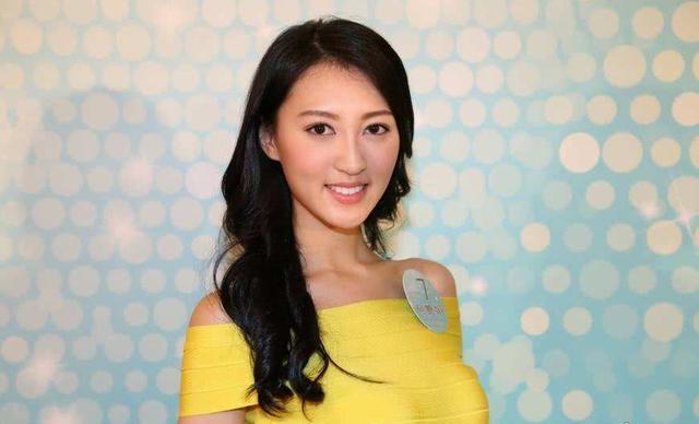 何艳娟|28岁何艳娟与吴志诚离婚一年多，仍过着奢侈生活，包包总价百万