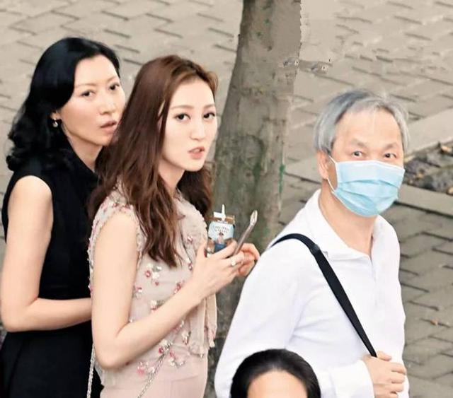 何艳娟|28岁何艳娟与吴志诚离婚一年多，仍过着奢侈生活，包包总价百万