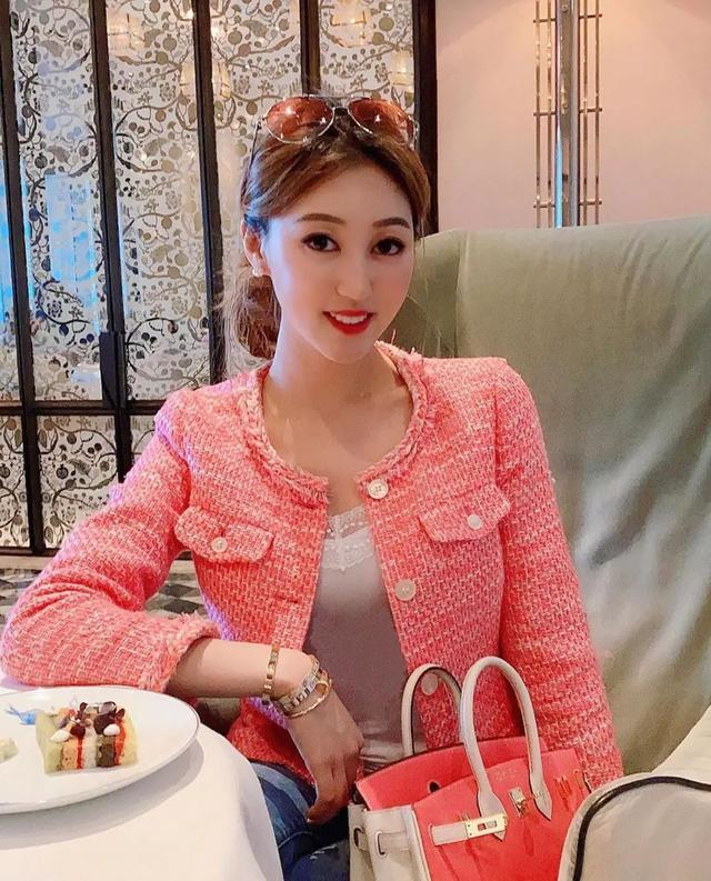 何艳娟|28岁何艳娟与吴志诚离婚一年多，仍过着奢侈生活，包包总价百万