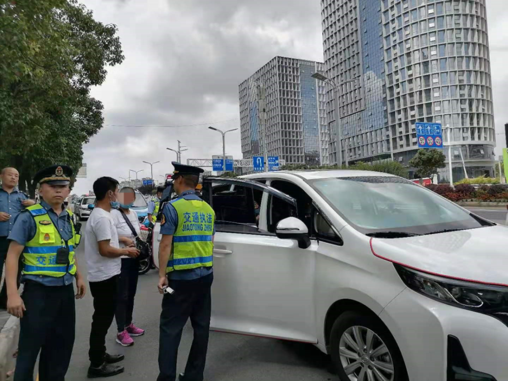 两小时检查三十余台机动车双龙交警运管联手打击非法营运