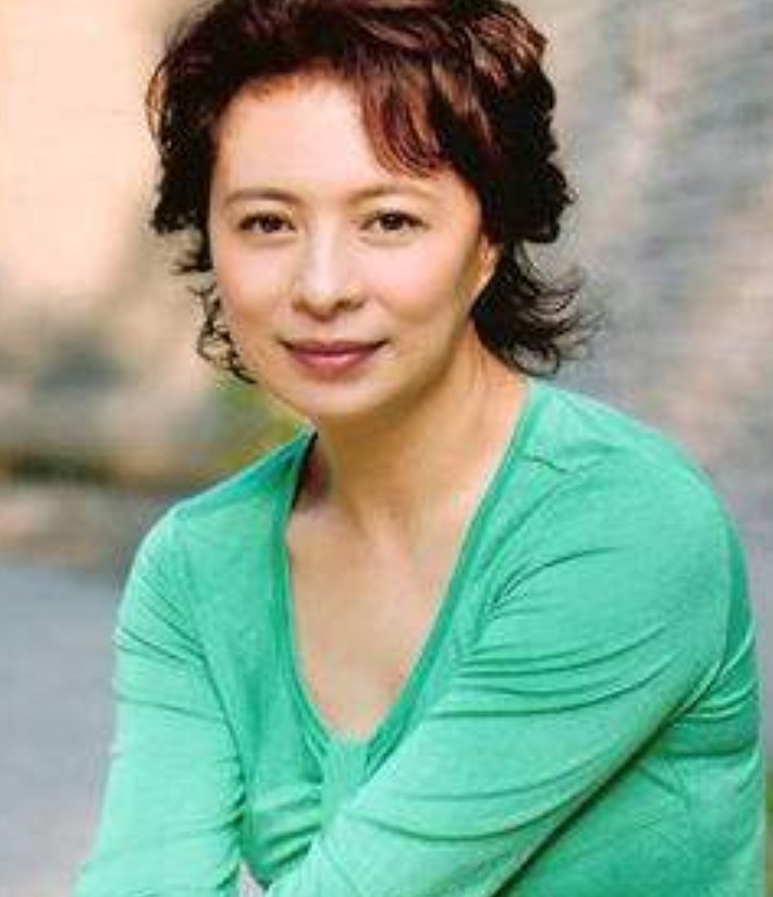 60岁刘佳气质迷人,嫁大13岁央视高管,坚持留"任长霞"发型