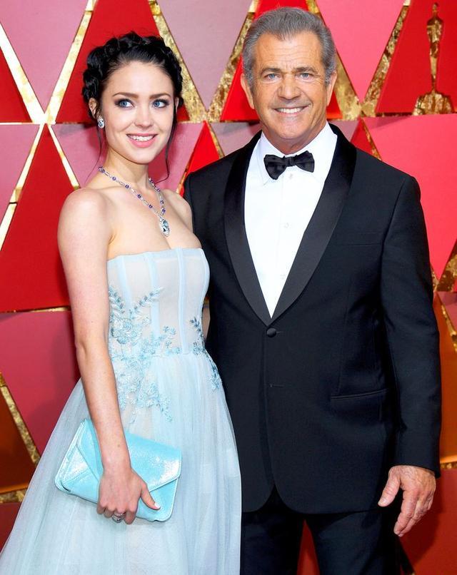 梅尔吉布森牵手小34岁女友,新冠出院4个月脸色灰暗,状态堪忧