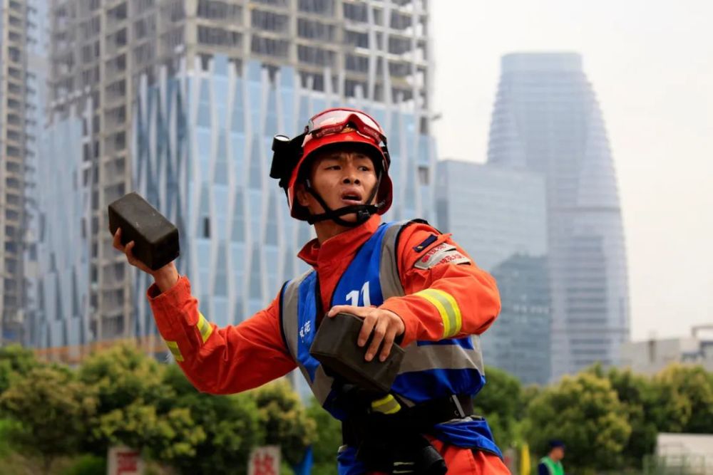 精准投掷灭火弹"衔接紧密,配合默契".