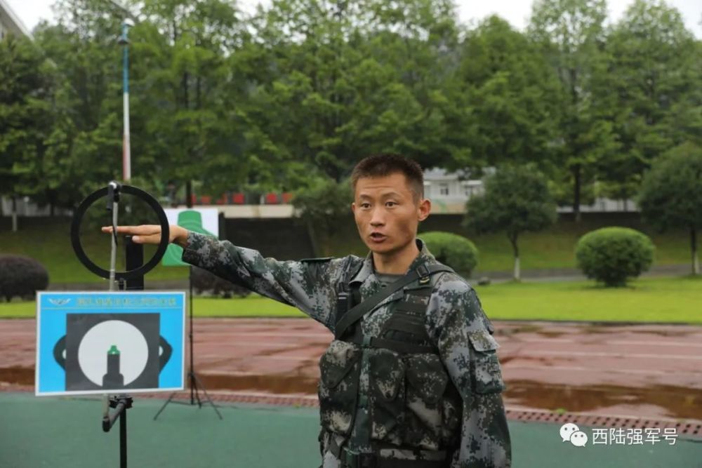 部队的近百名新训教练员齐聚比武赛场,同台比拼体能技能,教学组训2大