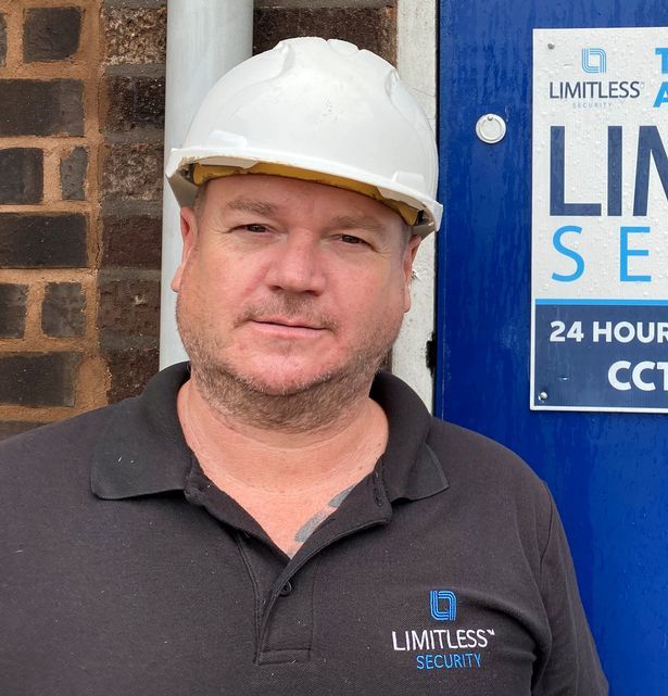 查莉·戴维斯|英国男子工地值班，半夜监控中惊现鬼新娘身影，看后心惊不敢入睡