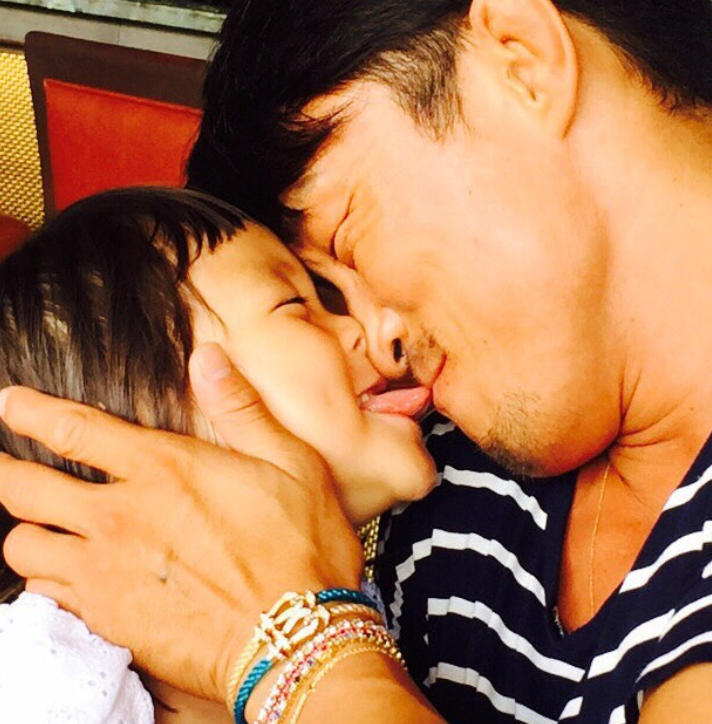 一说到韩国演艺圈的女儿傻瓜,当然就少不了以宠女儿而闻名的「秋成勋