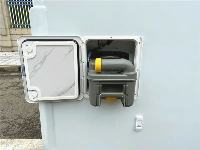 黑水箱仓内是赛特福德抽拉式马桶配套的17升黑水箱.