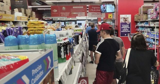 猝死|巴西员工猝死用伞遮蔽遗体，商场继续营业，死者妻子：他被当成垃圾一样对待