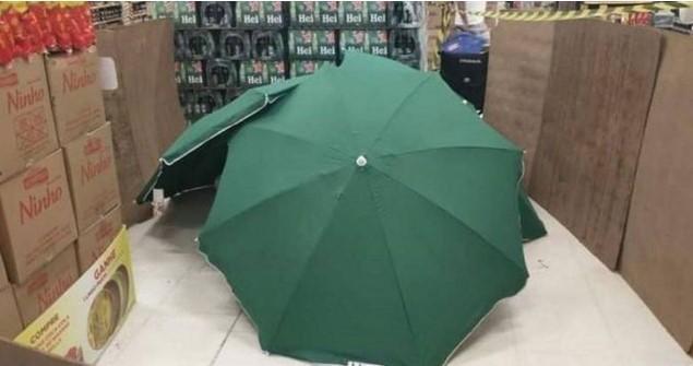 猝死|巴西员工猝死用伞遮蔽遗体，商场继续营业，死者妻子：他被当成垃圾一样对待