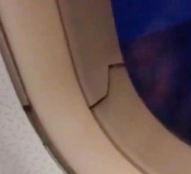 加拿大航空公司|外国小伙倚靠飞机窗睡着，醒来发现窗户破了竟还飞，吓得魂飞魄散