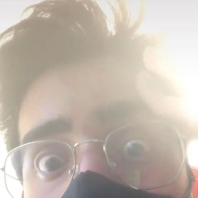 加拿大航空公司|外国小伙倚靠飞机窗睡着，醒来发现窗户破了竟还飞，吓得魂飞魄散