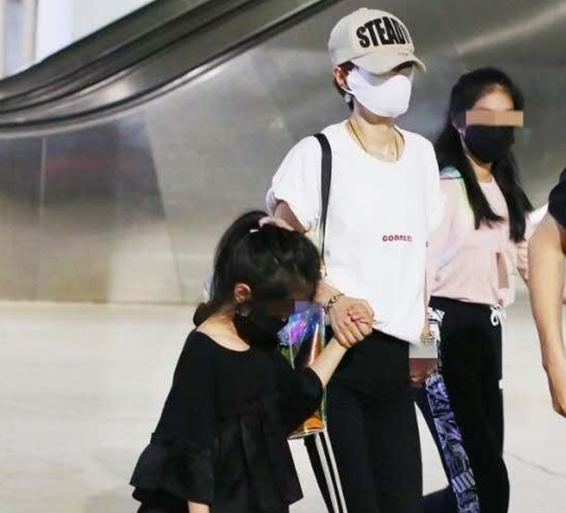 马伊琍|马伊琍带女儿做美甲，11岁爱马身高超过妈妈，五官神似文章