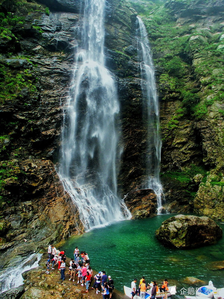 三叠泉瀑布是庐山最大瀑布瀑布处在山谷之中要走很久的山路才能看到