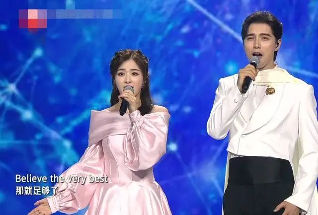 清透声音的他和甜美与实力并存的姐姐张含韵为大家演唱了一首《can