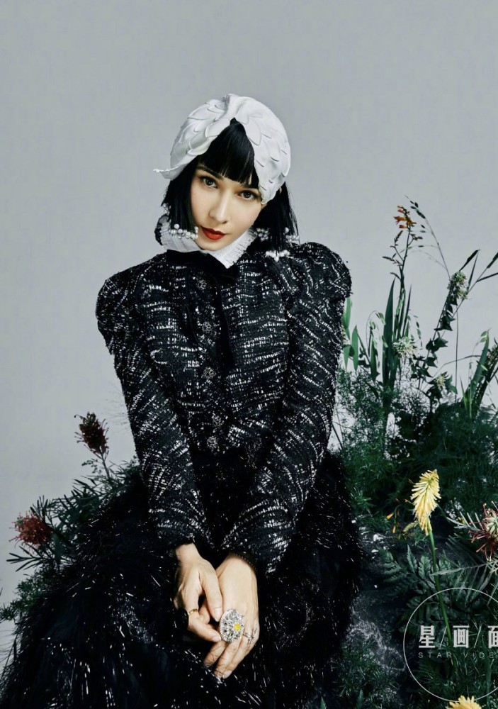 韩庚娇妻卢靖姗美照曝光,银色短发配混血五官显贴切,颜值太吸睛_腾讯