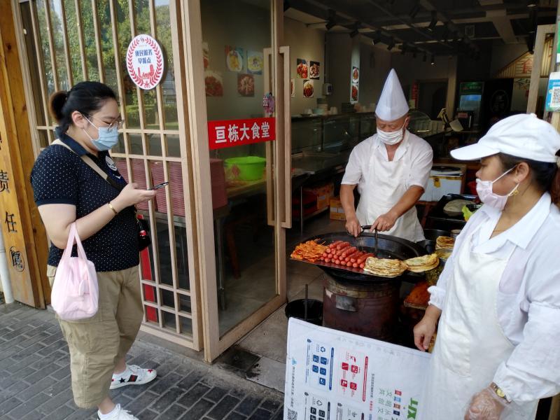 在东宝兴路卖了20多年鸡蛋饼的小摊主服务园区白领早餐选择多样