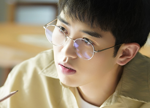 李尖尖男友郑舒然上线看到开机时他发的动态人设比贺子秋还好