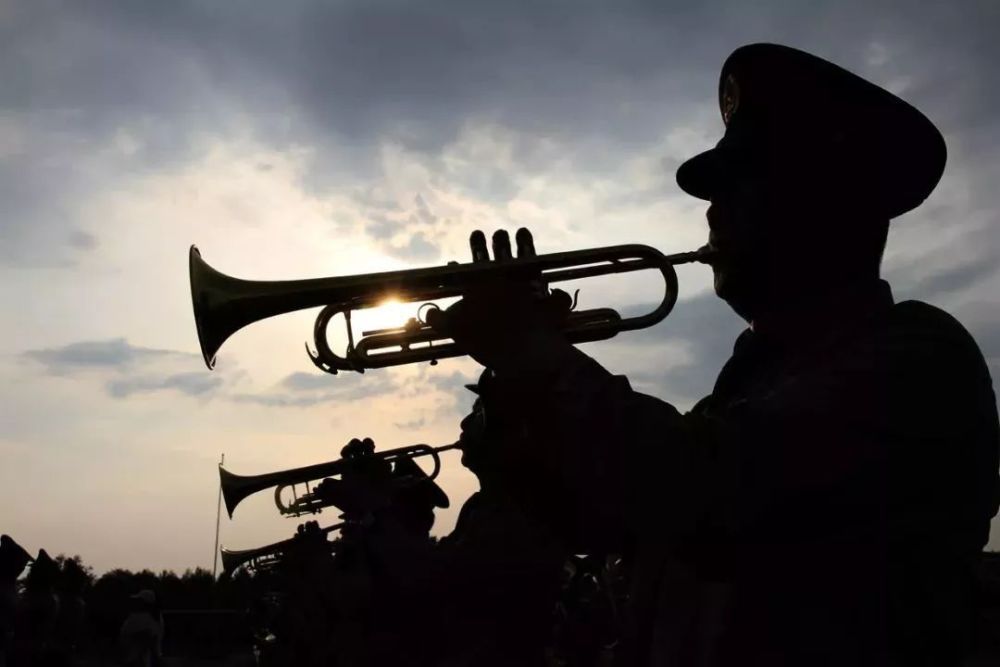 号角声犹如催命符英军又慌又怕落荒而逃