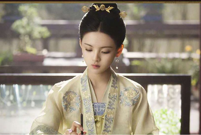 杨超越|杨超越要步郑爽后尘？换黑头像怒怼粉丝，被嘲新剧热度不够来炒作