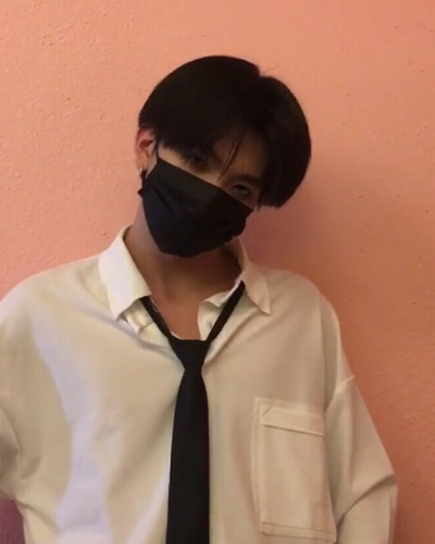 七鹤大人晒正脸照故意只把嘴巴遮挡起来不想让人叫他鸭嘴兽