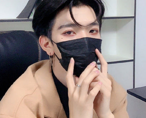 七鹤大人抑郁症加重整天幻想自己是女团成员对着镜子演戏