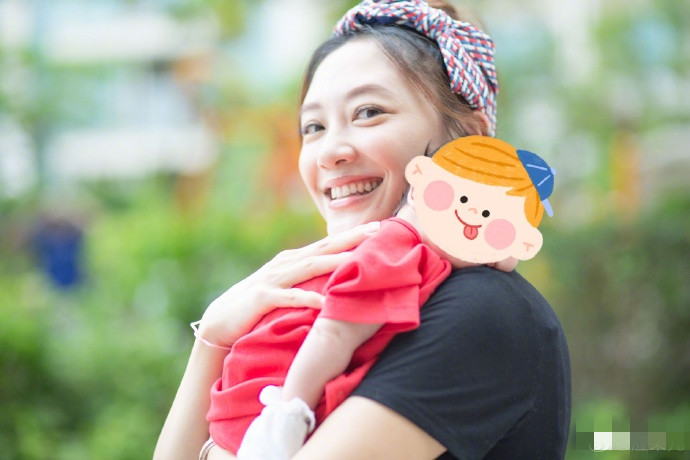 应采儿|应采儿生二胎后首晒一家四口，与陈小春一人抱一娃幸福爆棚