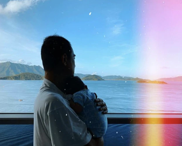 应采儿|应采儿生二胎后首晒一家四口，与陈小春一人抱一娃幸福爆棚