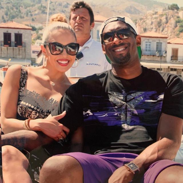 瓦妮莎与科比挚友出海,没穿泳装秀身材,一身少女裙比女儿还靓