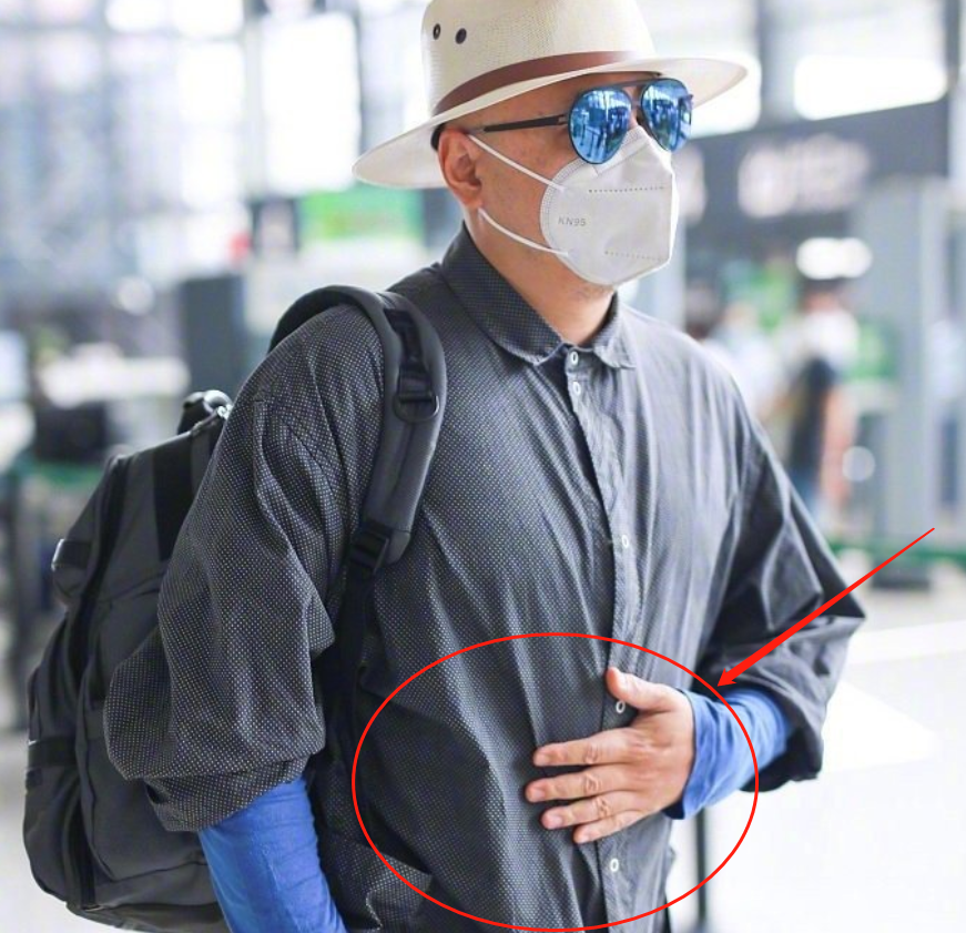 继冯绍峰后,又一男星的大肚腩引热议,这怕是怀了8个月吧?