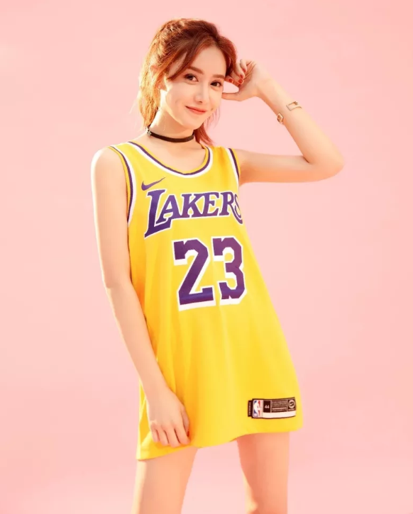 湖人大胜开拓者,美女主播美娜腿环引热议,球迷:为什么这么穿?