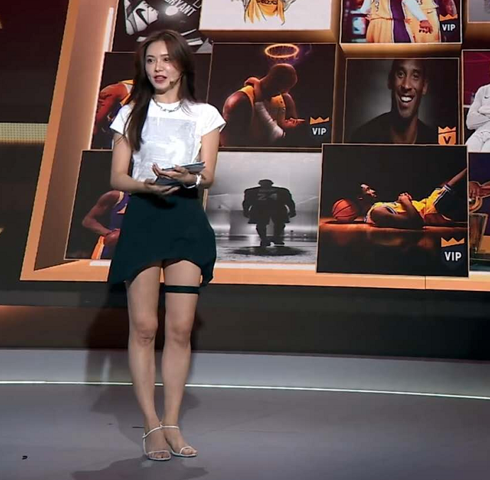 湖人大胜开拓者,美女主播美娜腿环引热议,球迷:为什么这么穿?
