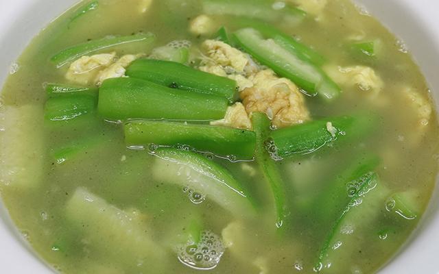 丝瓜汤试试这样做,汤汁清淡鲜美,丝瓜脆嫩不发黑,比骨头汤好喝