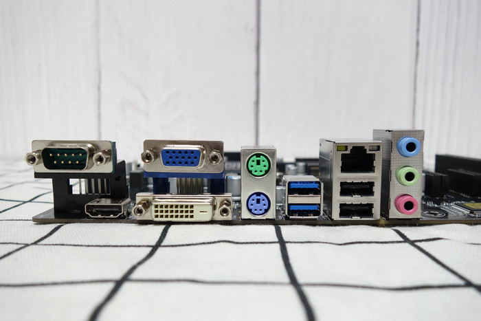 io接口方面,艾尔莎ea b460m-a配备有1*com口,1*hdmi接口,1*vga接口,1*