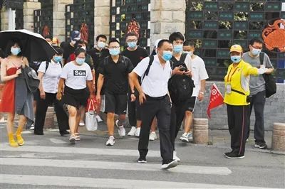 非机动车|非机动车紧贴便道等灯，为行人腾道