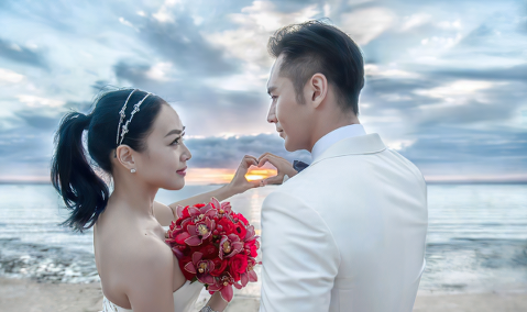 年近50岁钟丽缇被张伦硕搂怀中小鸟依人被爱情滋润一脸幸福