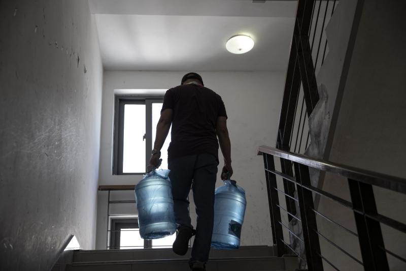 黄师傅提这两桶水上楼.