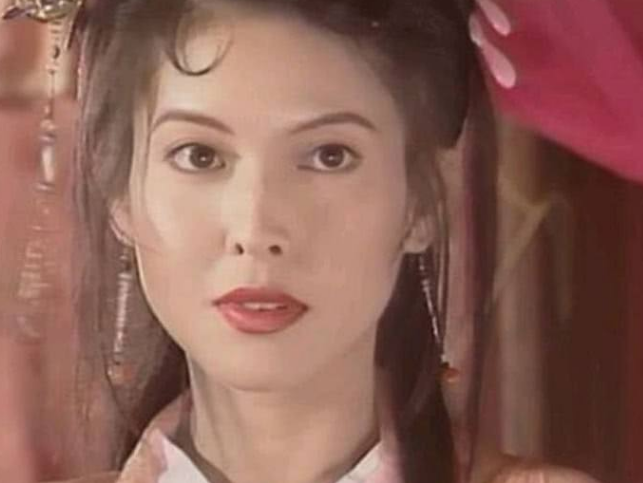 51岁容颜不输周慧敏;被称为"美紫衫龙王",是吴镇宇8年的初恋