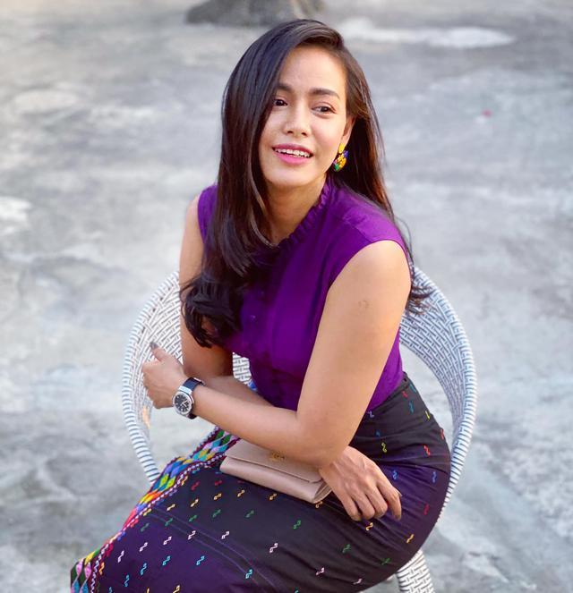 女演员穿着缅甸风格的服装并吸引了名人的心