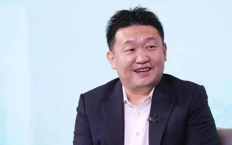 乘风而起的励志人物,他正是游戏和电子商务公司冬海集团(sea)的李小东