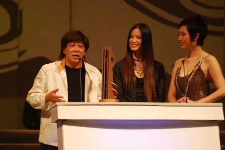 梁小龙|事业遭封杀，前妻被毁容，娶小26岁娇妻后，如今72岁的他怎样了？