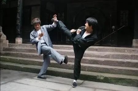 梁小龙|事业遭封杀，前妻被毁容，娶小26岁娇妻后，如今72岁的他怎样了？