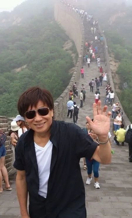 梁小龙|事业遭封杀，前妻被毁容，娶小26岁娇妻后，如今72岁的他怎样了？