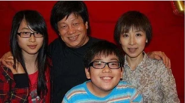 梁小龙|事业遭封杀，前妻被毁容，娶小26岁娇妻后，如今72岁的他怎样了？