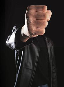 梁小龙|事业遭封杀，前妻被毁容，娶小26岁娇妻后，如今72岁的他怎样了？