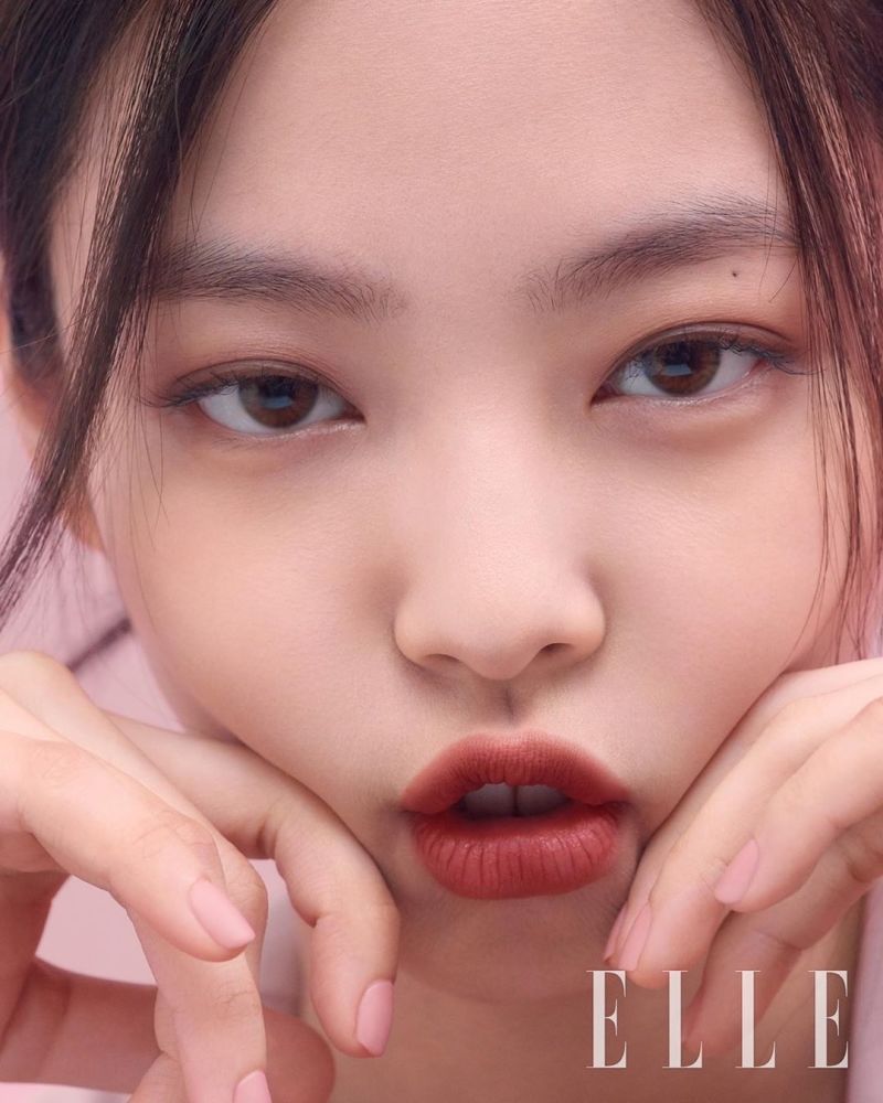 粉墨成员jennie晒照,男友风衬衫配骑行裤秀美腿,咬唇让女生都心动