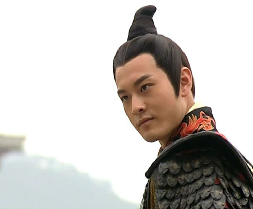 黄晓明|42岁黄晓明拍戏留中分发型突破大，这次，他又靠演技帅气了一回