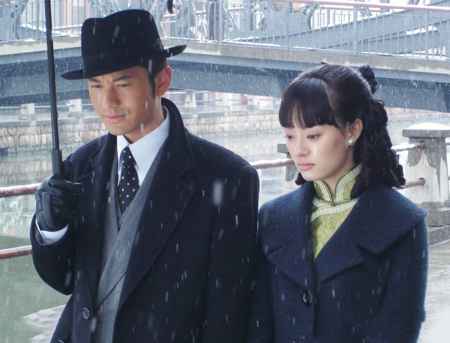 黄晓明|42岁黄晓明拍戏留中分发型突破大，这次，他又靠演技帅气了一回